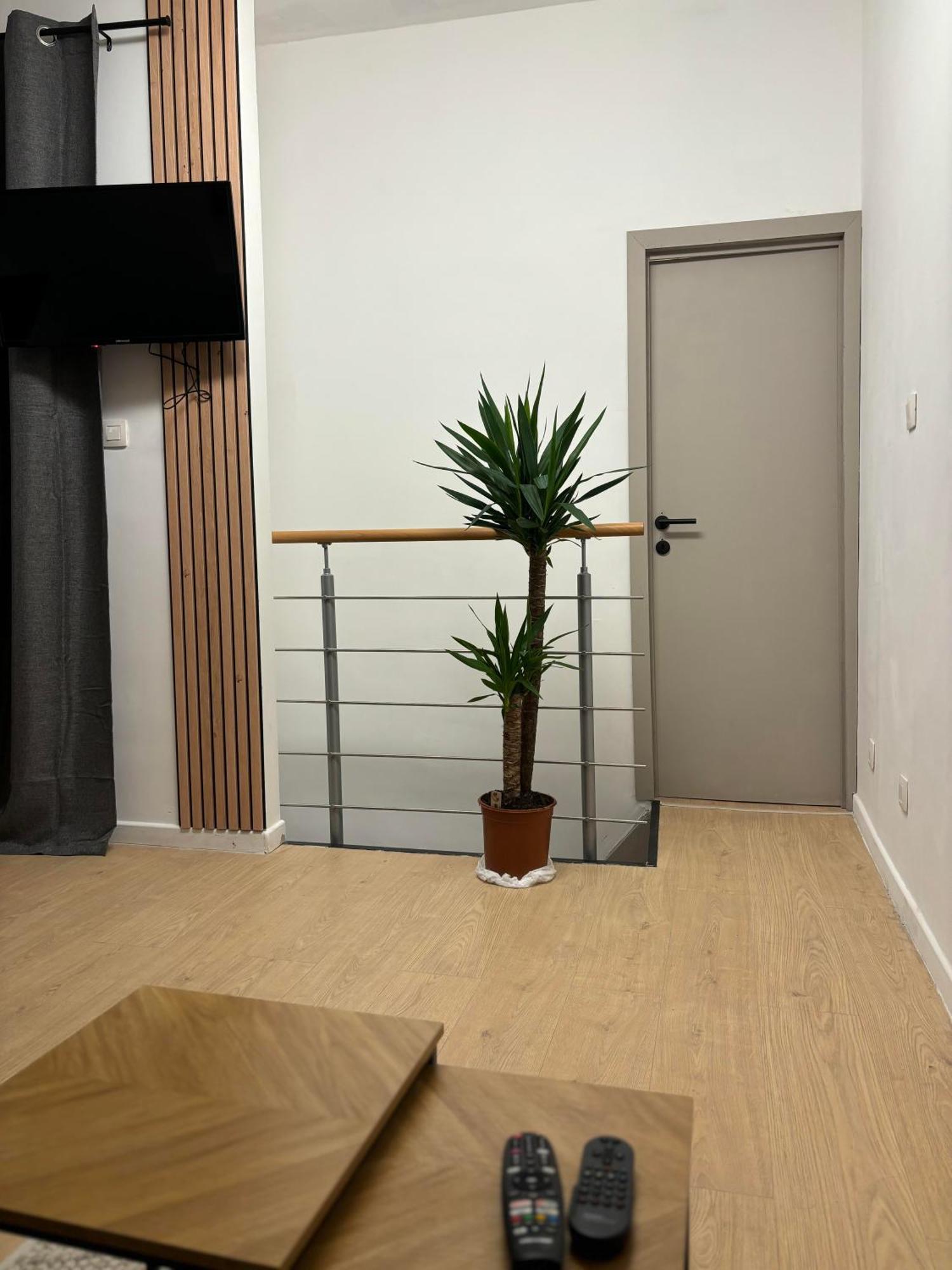 Ubuntu House - *